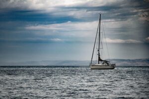 fare le escursioni in barca nei pressi dei villaggi di mare
